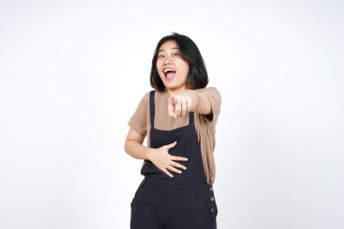 Seni işaret ediyor ve beyaz arka planda yalnız bırakılmış güzel Asyalı kadına gülüyor.