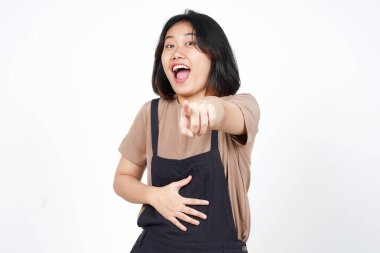 Seni işaret ediyor ve beyaz arka planda yalnız bırakılmış güzel Asyalı kadına gülüyor.