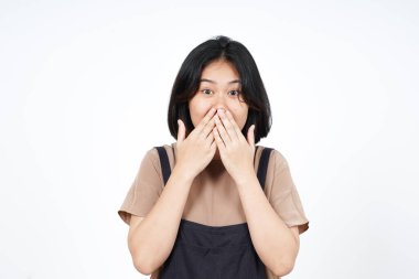 Ağzı kaplayan Mutlu Asyalı Güzel Kadın Beyaz arka planda izole edilmiş