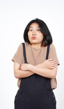 Beyaz arka planda tecrit edilmiş güzel Asyalı kadının dondurucu jesti