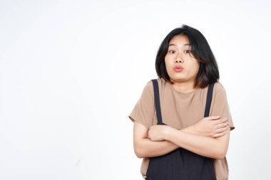 Beyaz arka planda tecrit edilmiş güzel Asyalı kadının dondurucu jesti