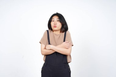 Beyaz arka planda tecrit edilmiş güzel Asyalı kadının dondurucu jesti