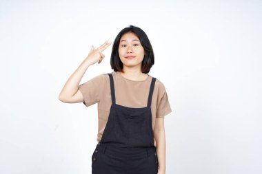 Beyaz arka planda tecrit edilmiş Güzel Asyalı Kadın 'ın kafasında silah parmağı