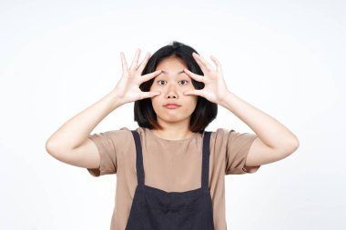 Beyaz arka planda tecrit edilmiş güzel Asyalı kadının gözlerini açmaya çalışıyorum.