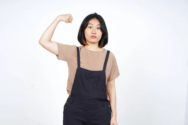 白い背景に孤立した美しいアジアの女性の腕の強さと上昇を示す — ストック写真