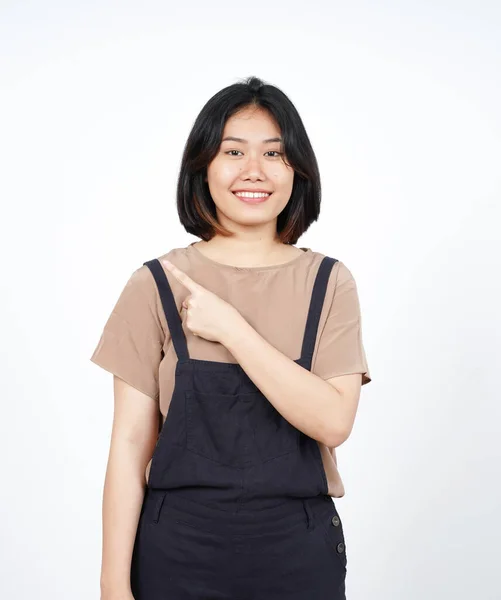 Mostrando Producto Apuntando Lado Hermosa Mujer Asiática Aislado Sobre Fondo —  Fotos de Stock