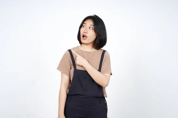 Zobrazení Produktu Ukazující Strana Krásné Asijské Ženy Izolované Bílém Pozadí — Stock fotografie