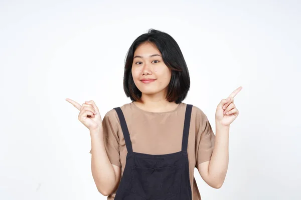Mostrando Produto Apontando Lado Direito Esquerdo Bela Mulher Asiática Isolada — Fotografia de Stock