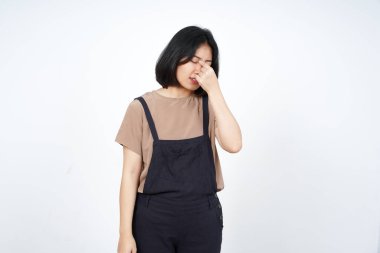 Beyaz arka planda tecrit edilmiş güzel bir Asyalı kadının baş ağrısı.