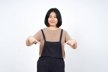 Beyaz arka planda izole edilmiş Güzel Asyalı Kadın 'ın Ürünleri ve Gösterimi