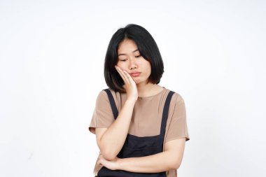 Aşağıya bakıp beyaz arka planda yalnız bırakılmış güzel Asyalı kadını düşünüyorum.