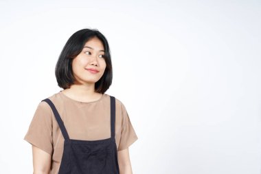 Beyaz arka planda izole edilmiş, gülümseyen ve başka yöne bakan güzel Asyalı kadın.