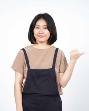 Sunan ve Gösteren Yan Ürünler Beyazın Üzerinde İzole Edilmiş Güzel Asyalı Kadın Başparmağını Kullanıyor