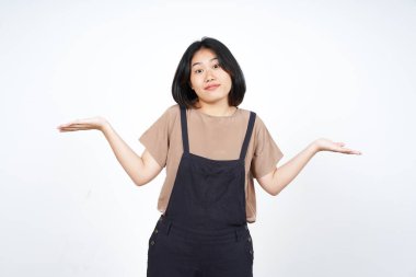 Şaşkın, beyaz arka planda tecrit edilmiş güzel bir Asyalı kadının el hareketi bilmiyorum.