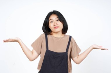 Şaşkın, beyaz arka planda tecrit edilmiş güzel bir Asyalı kadının el hareketi bilmiyorum.