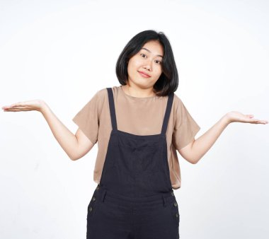 Şaşkın, beyaz arka planda tecrit edilmiş güzel bir Asyalı kadının el hareketi bilmiyorum.