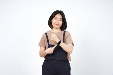 Gülümse ve beyaz arka planda izole edilmiş güzel Asyalı kadının kol saatini göster.