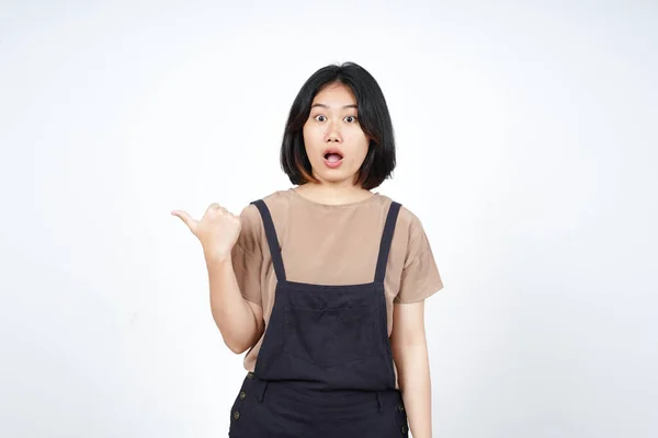 Apresentando Apontando Produto Lateral Usando Polegar Bela Mulher Asiática Isolada — Fotografia de Stock