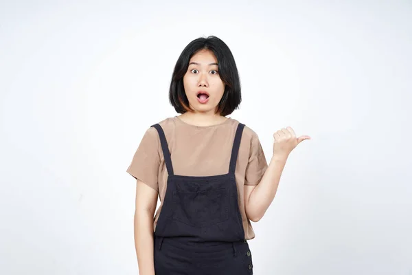 Prezentace Ukazující Vedlejší Produkt Pomocí Palce Krásné Asijské Ženy Izolované — Stock fotografie