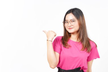 Sunan ve Gösteren Yan Ürünler Beyazın Üzerinde İzole Edilmiş Güzel Asyalı Kadın Başparmağını Kullanıyor