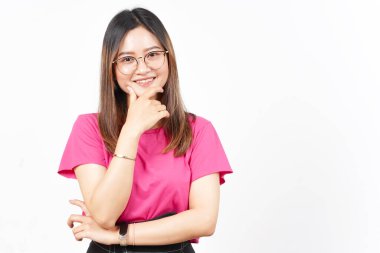 Elin çenede gülümse ve beyaz arka planda yalnız bırakılmış güzel Asyalı kadının kamerasına bak.