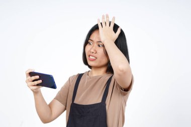 Akıllı Telefon 'da Mobil Oyun oynuyor ve Beyaz Üzerinde İzole Güzel Asyalı Kadın' ı kaybettiği için kızgın.