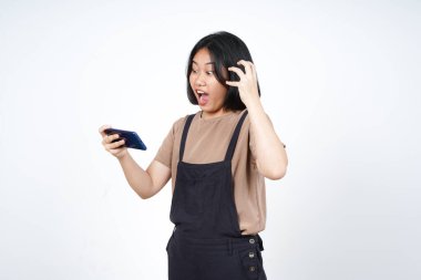 Akıllı Telefon 'da Mobil Oyun oynuyor ve Beyaz Üzerinde İzole Güzel Asyalı Kadın' ı kaybettiği için kızgın.