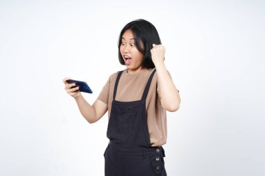 Akıllı Telefon 'da Mobil Oyun oynuyor ve Beyaz Üzerinde İzole Güzel Asyalı Kadın' ı kaybettiği için kızgın.