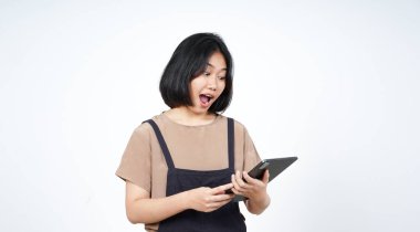 Beyaz arka planda izole edilmiş güzel Asyalı kadının ifadesiyle tablet kullanılıyor.