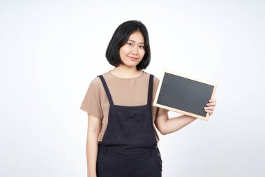 Beyaz üzerinde izole edilmiş güzel Asyalı Kadın Karatahı 'nı gösteriyor, sunuyor ve tutuyor