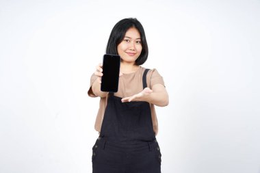 Beyaz Arkaplanda İzole Edilmiş Güzel Asyalı Kadın 'ın Boş Ekran Telefonundaki Uygulamaları veya İlanları Gösteriliyor