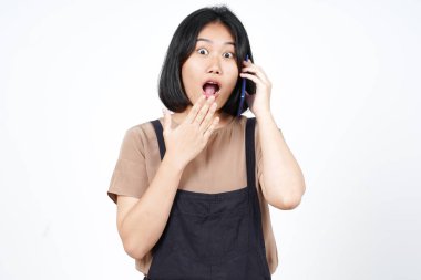 Akıllı telefondan konuşan ve beyaz arka planda izole edilmiş Asyalı güzel bir kadının şaşırmış yüzü.