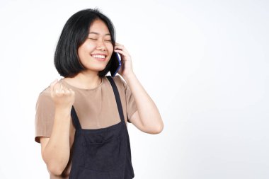Beyaz arka planda izole edilmiş güzel Asyalı bir kadının mutlu yüzüyle akıllı telefondan konuşmak.