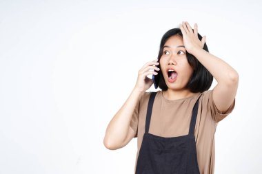 Akıllı telefondan konuşan ve beyaz arka planda izole edilmiş güzel Asyalı kadın hakkında bir şey unutan
