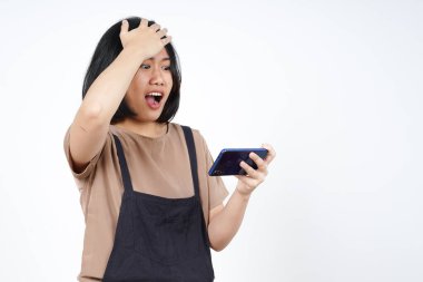 Akıllı Telefon 'da Mobil Oyun oynuyor ve Beyaz Üzerinde İzole Güzel Asyalı Kadın' ı kaybettiği için kızgın.