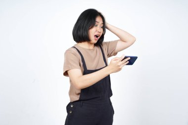 Akıllı Telefon 'da Mobil Oyun oynuyor ve Beyaz Üzerinde İzole Güzel Asyalı Kadın' ı kaybettiği için kızgın.