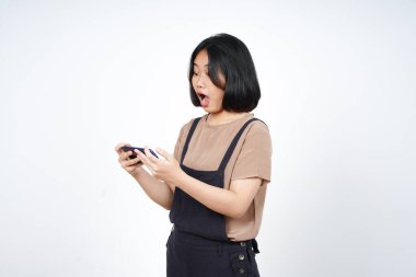 Akıllı Telefon 'da Mobil Oyun oynuyor ve Beyaz Üzerinde İzole Güzel Asyalı Kadın' ı kaybettiği için kızgın.