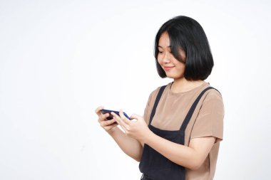 Beyaz Arkaplanda İzole Edilmiş Güzel Asyalı Kadın 'ın akıllı telefonuyla Mobil Oyun oynamak