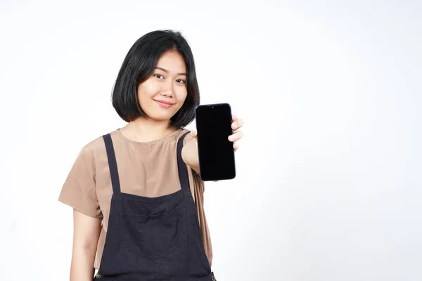 白い背景に隔離された美しいアジアの女性の空白の画面スマートフォンにアプリや広告を表示します — ストック写真