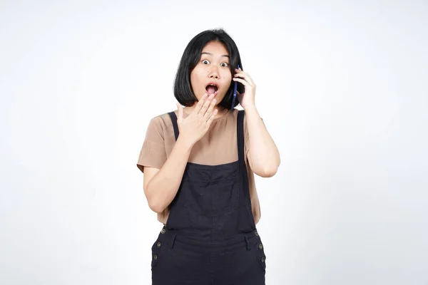 Falando Smartphone Rosto Surpreso Bela Mulher Asiática Isolada Fundo Branco — Fotografia de Stock
