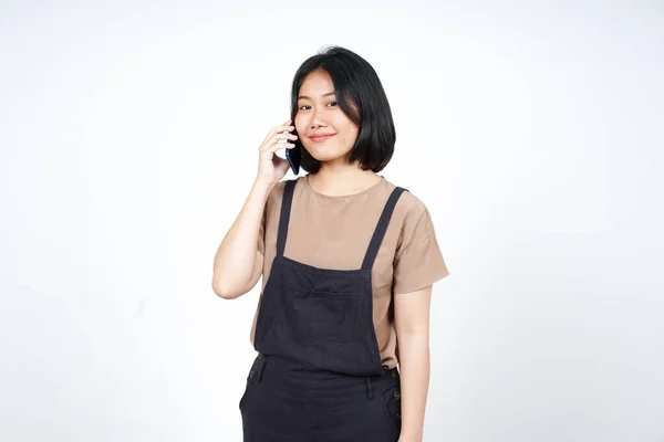 배경에서 고립된 아름다운 아시아 여성의 얼굴로 스마트폰으로 이야기하는 — 스톡 사진