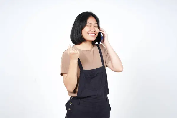 Mluvit Smartphonu Šťastnou Tváří Krásné Asijské Ženy Izolované Bílém Pozadí — Stock fotografie