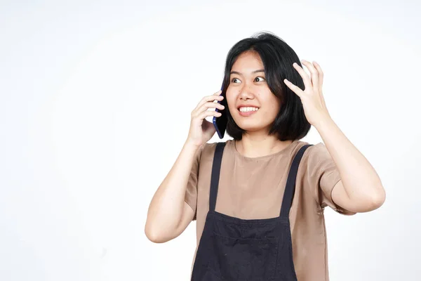 Parlando Sullo Smartphone Con Faccia Arrabbiata Bella Donna Asiatica Isolata — Foto Stock
