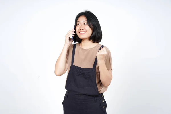 Mluvit Smartphonu Šťastnou Tváří Krásné Asijské Ženy Izolované Bílém Pozadí — Stock fotografie
