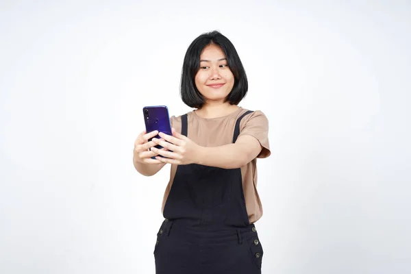 배경에 고립된 아름다운 아시아 여성의 스마트 사용하여 셀카를 — 스톡 사진