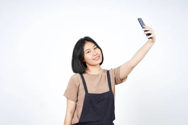 白い背景に隔離された美しいアジアの女性のスマートフォンを使用してセルフィーを取る — ストック写真