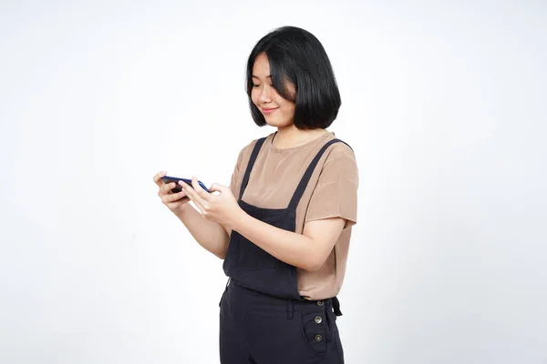 백지에서 고립된 아름다운 아시아 스마트폰으로 모바일 게임을 — 스톡 사진
