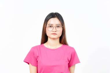 Ciddi yüz ifadesi ve beyaz arka planda tecrit edilmiş güzel Asyalı kadının kamerasına bakmak.