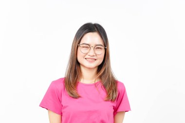 Beyaz arka planda izole edilmiş güzel Asyalı kadının kamerasına göz kırp