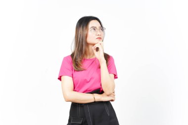 Beyaz arka planda tecrit edilmiş güzel Asyalı kadının düşünceli ve ilginç jestleri